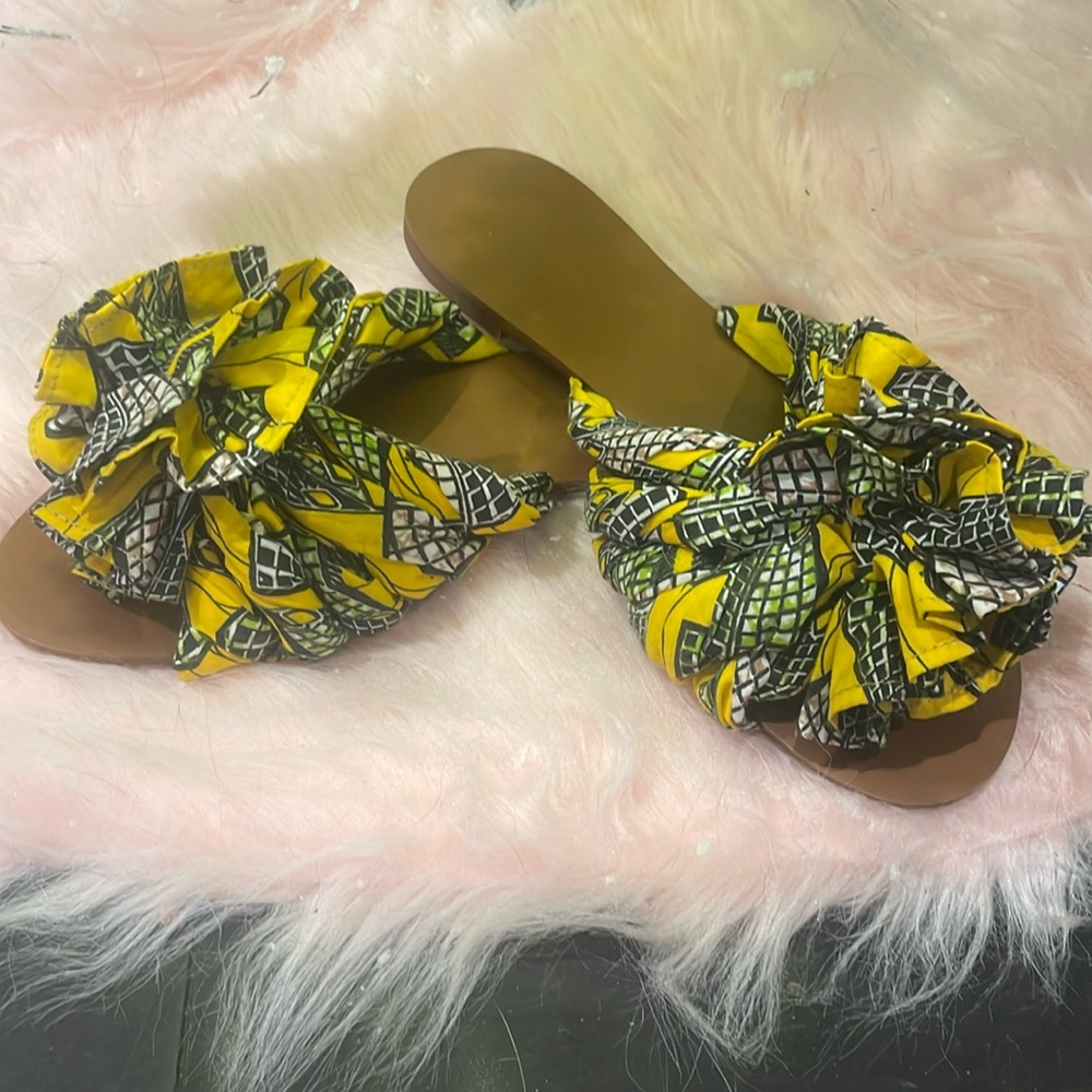 Yellow, green and white sandals 🩴